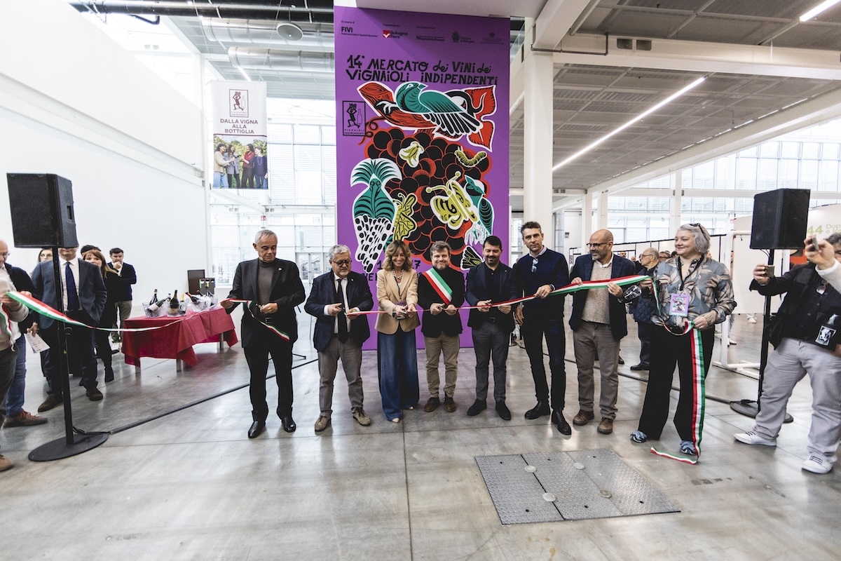 Il taglio del nastro nel corso dell'inaugurazione della quattordicesima edizione del Mercato dei Vini dei Vignaioli Indipendenti